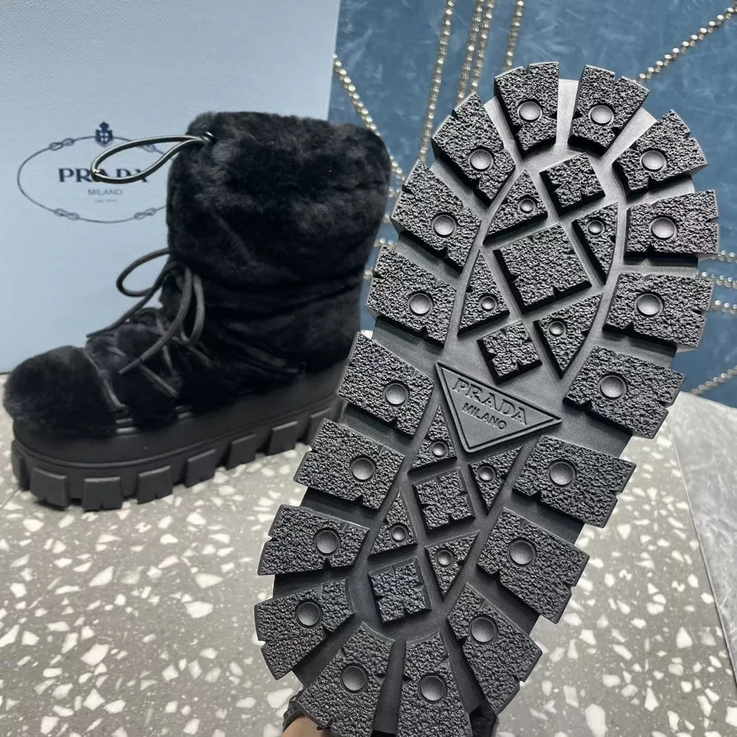 👟👟Ex-factory price 700👟👟 The highest version on the market, Prada's king style, snow boots, ski boots, chubby, so cute and cute →_→ From the Prada limited series, unique. Shiny nylon Oblique upper with criss-cross straps for an ideal fit. The boots are made of technical fabric and have a short-cut version. They can be worn in the city or in the mountains. They make the calves slimmer, taller, warmer and have a concave shape. The boots and soles use the original waterproof effect. The size is 35-40. 41Customized